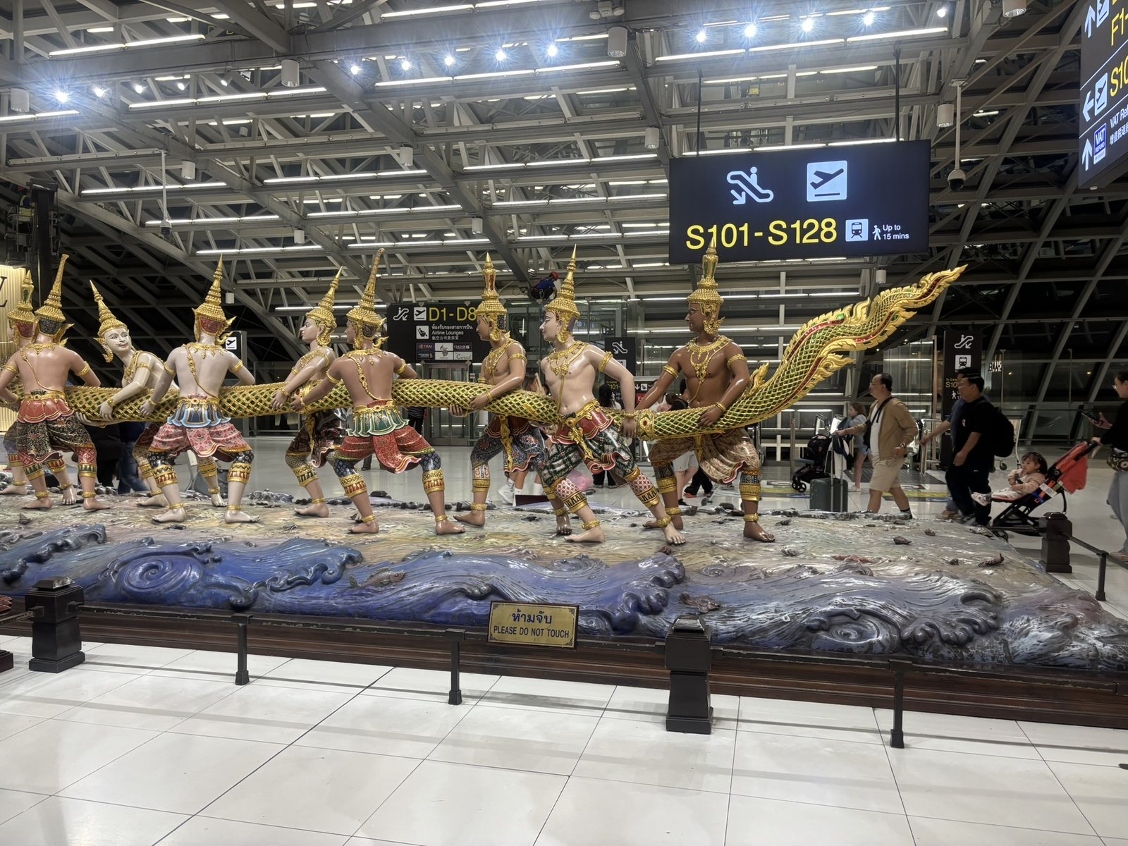 スワンナプーム空港の乳海攪拌の像