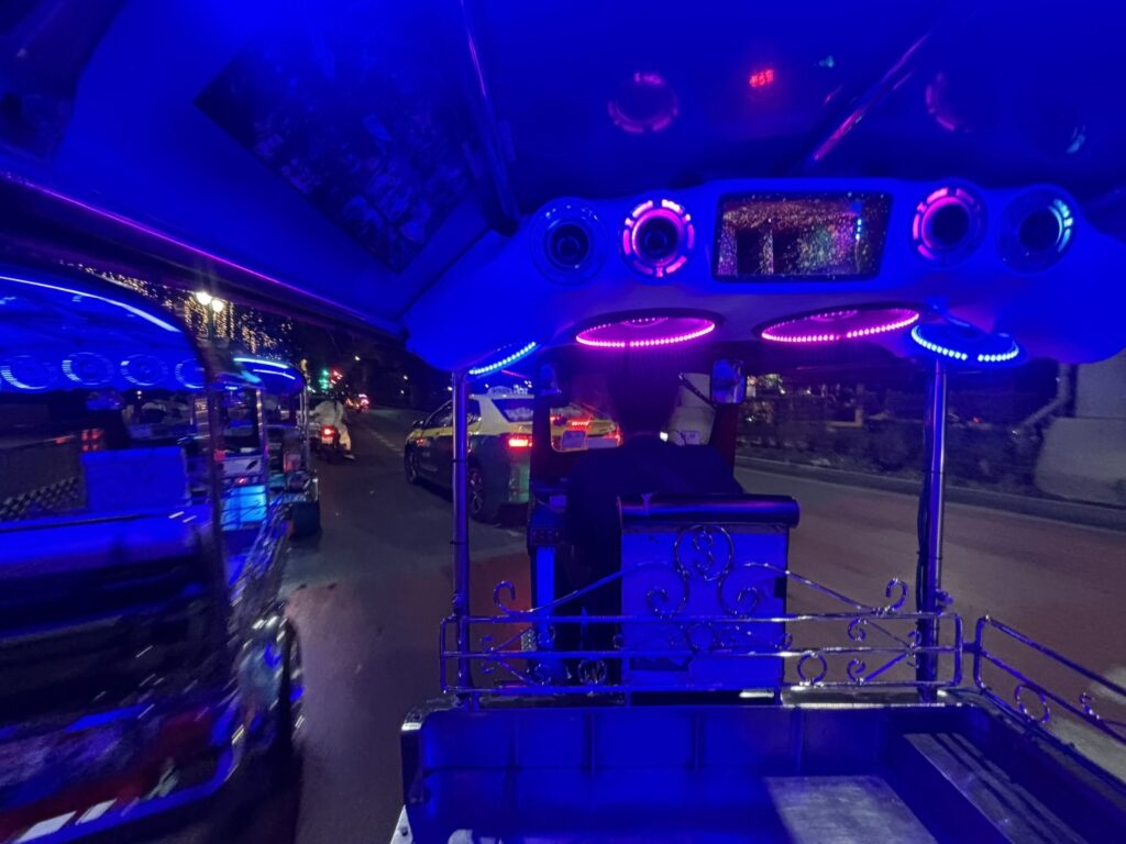青紫のLEDが光る夜のトゥクトゥクの車内