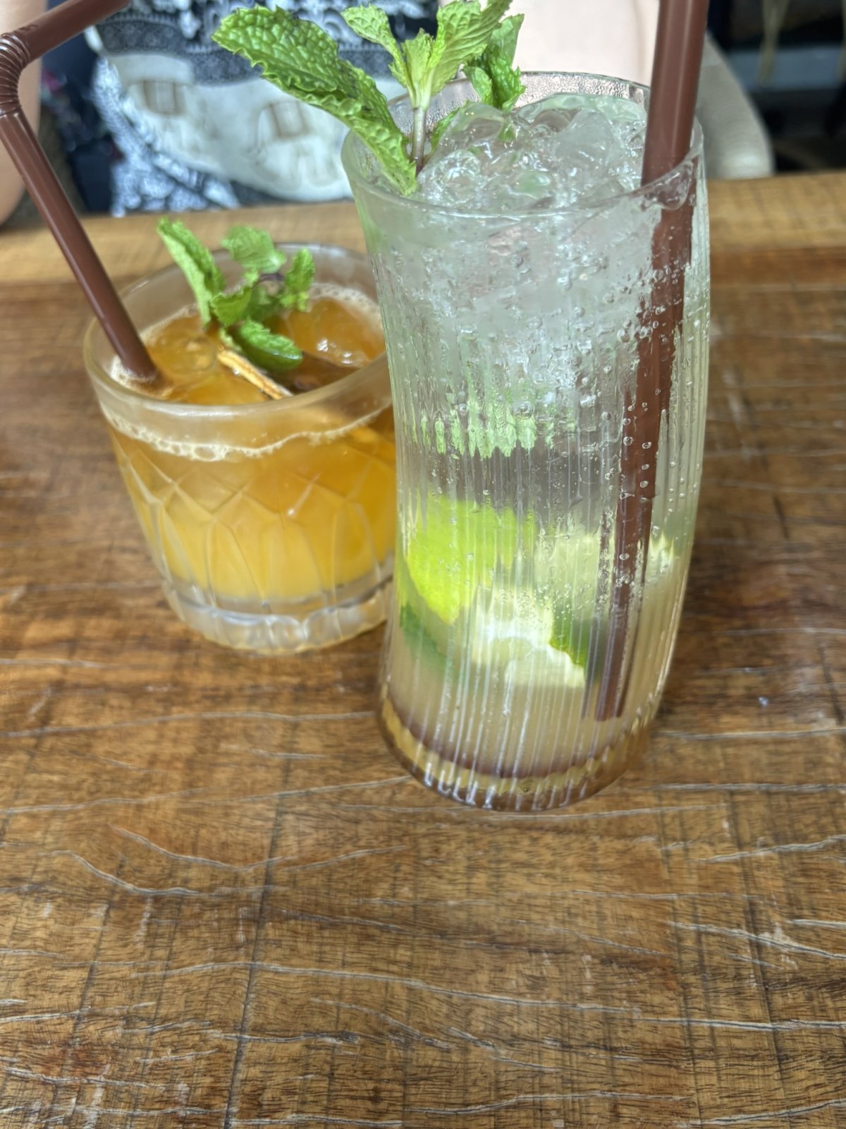 木のテーブルに置かれたカクテル2杯