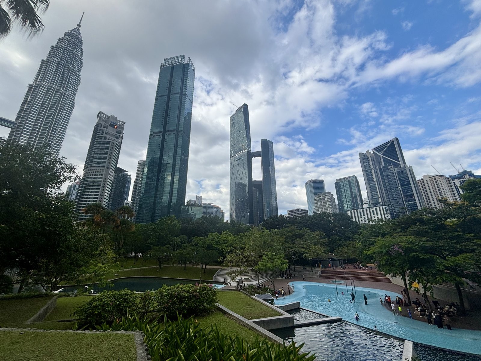 KLCC公園の水遊びプールと高層ビル群