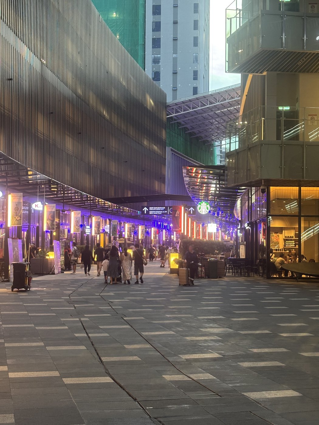 BBCCの通路の案内板。HANG TUAH ENTRANCE、PICK-UP & DROP-OFF、STATION MONORAIL & LRT