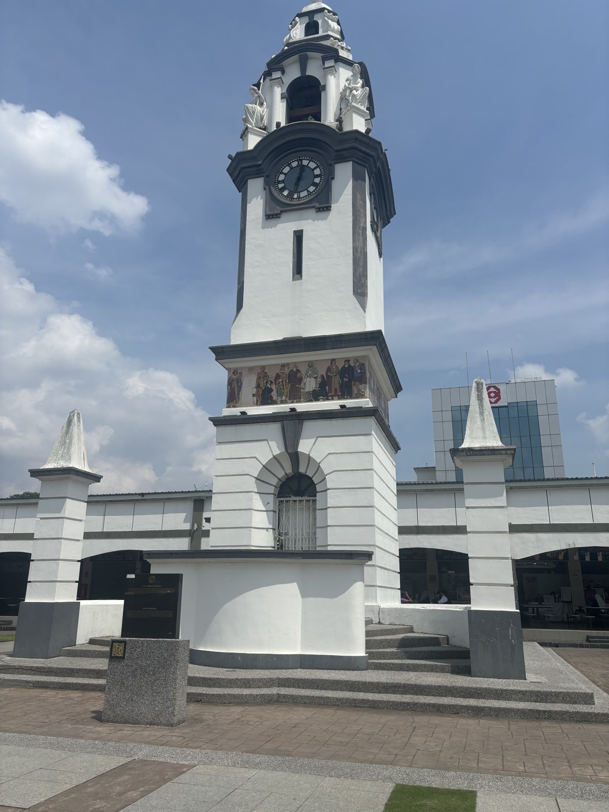 イポーのバーチ記念時計塔