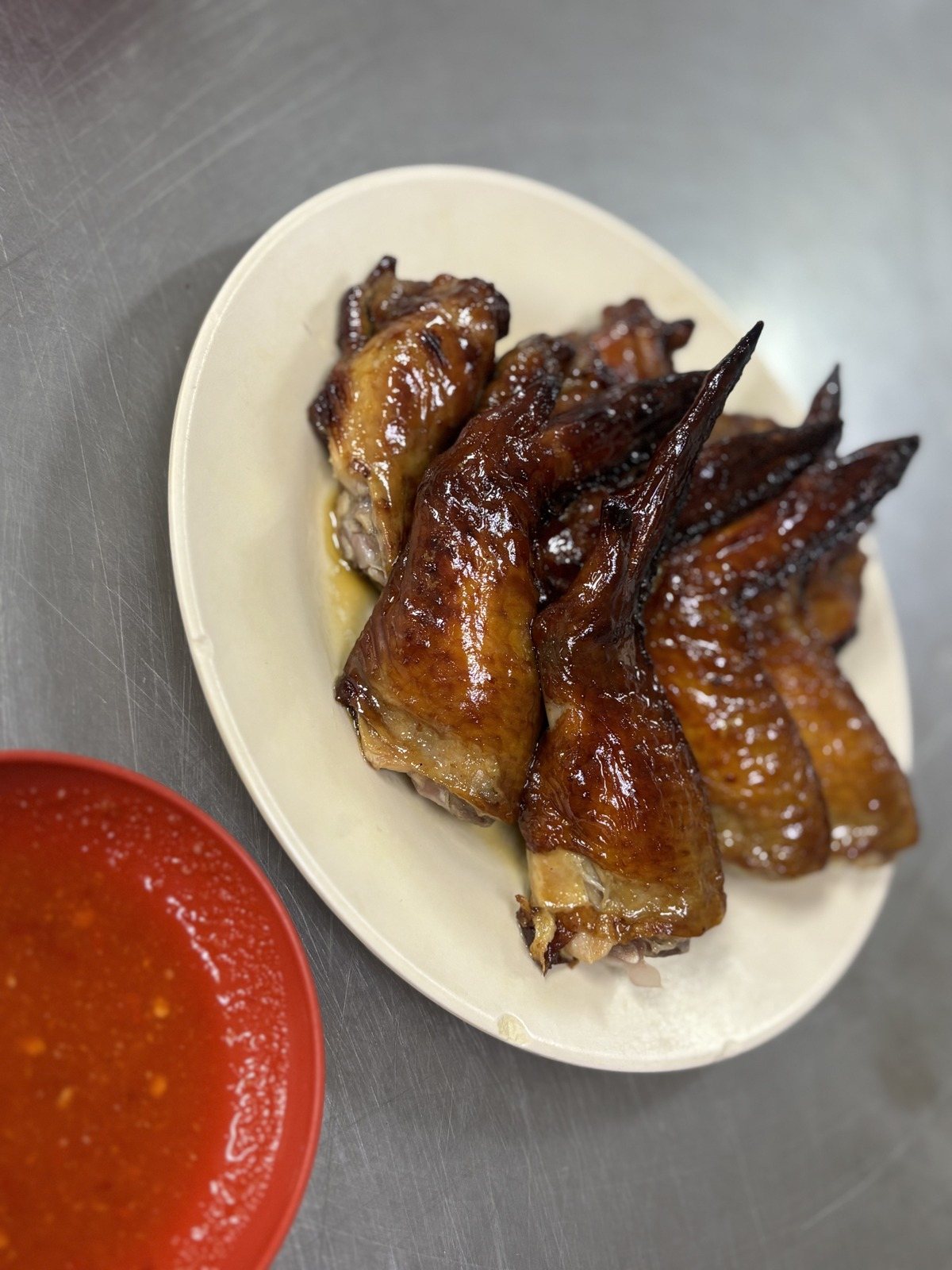Wong Ah Wahの焼き手羽先とチリソース
