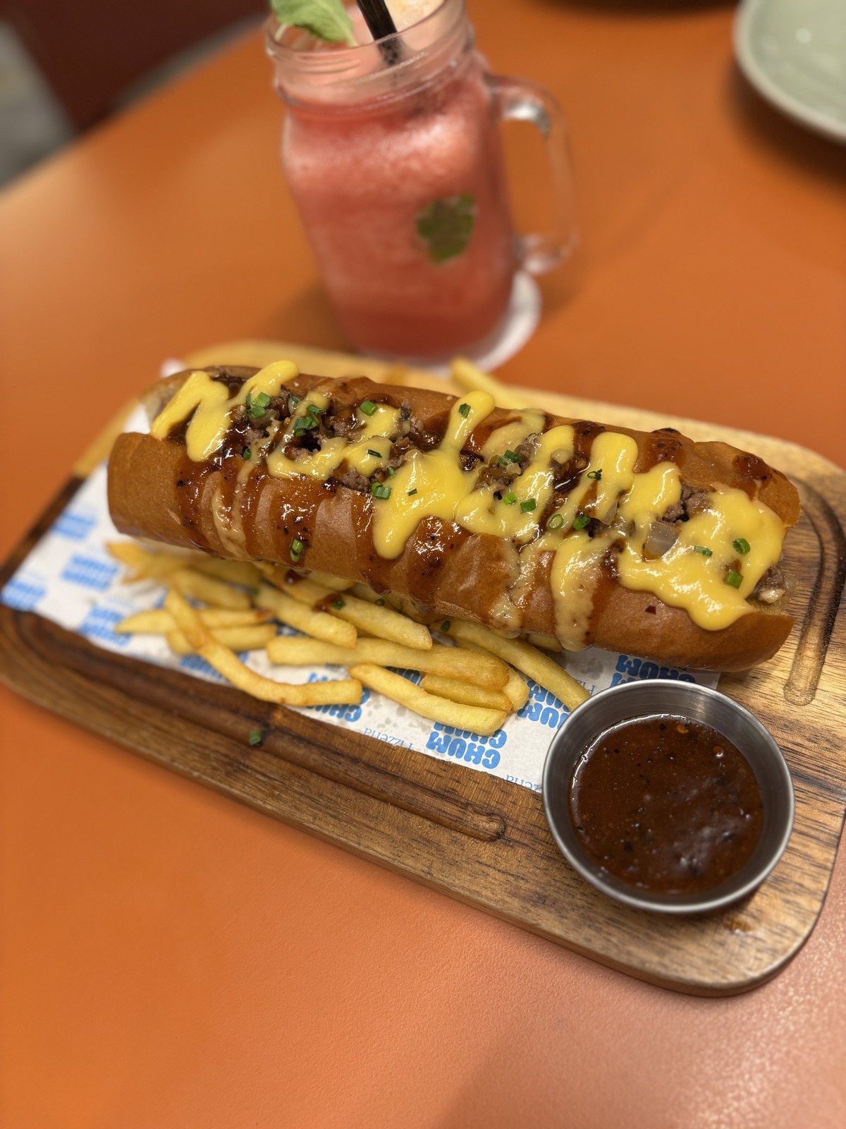Chum Chum Pizzeriaのホットドッグとフライドポテト、ピンクのフローズンドリンク