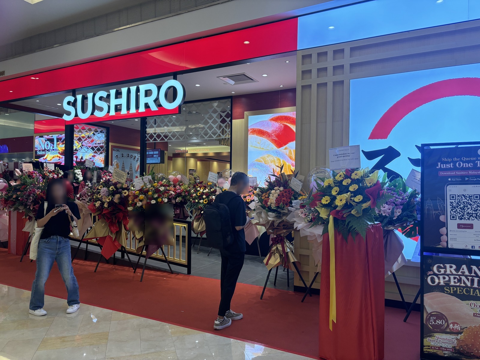 スシロー Suria KLCCの入口。開店祝いの花が並ぶ
