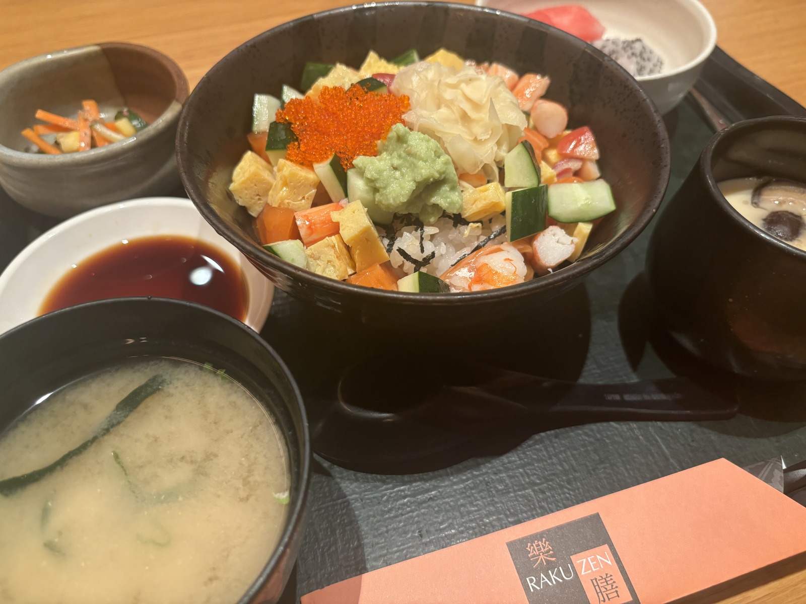 海鮮丼と味噌汁、小鉢の夕食