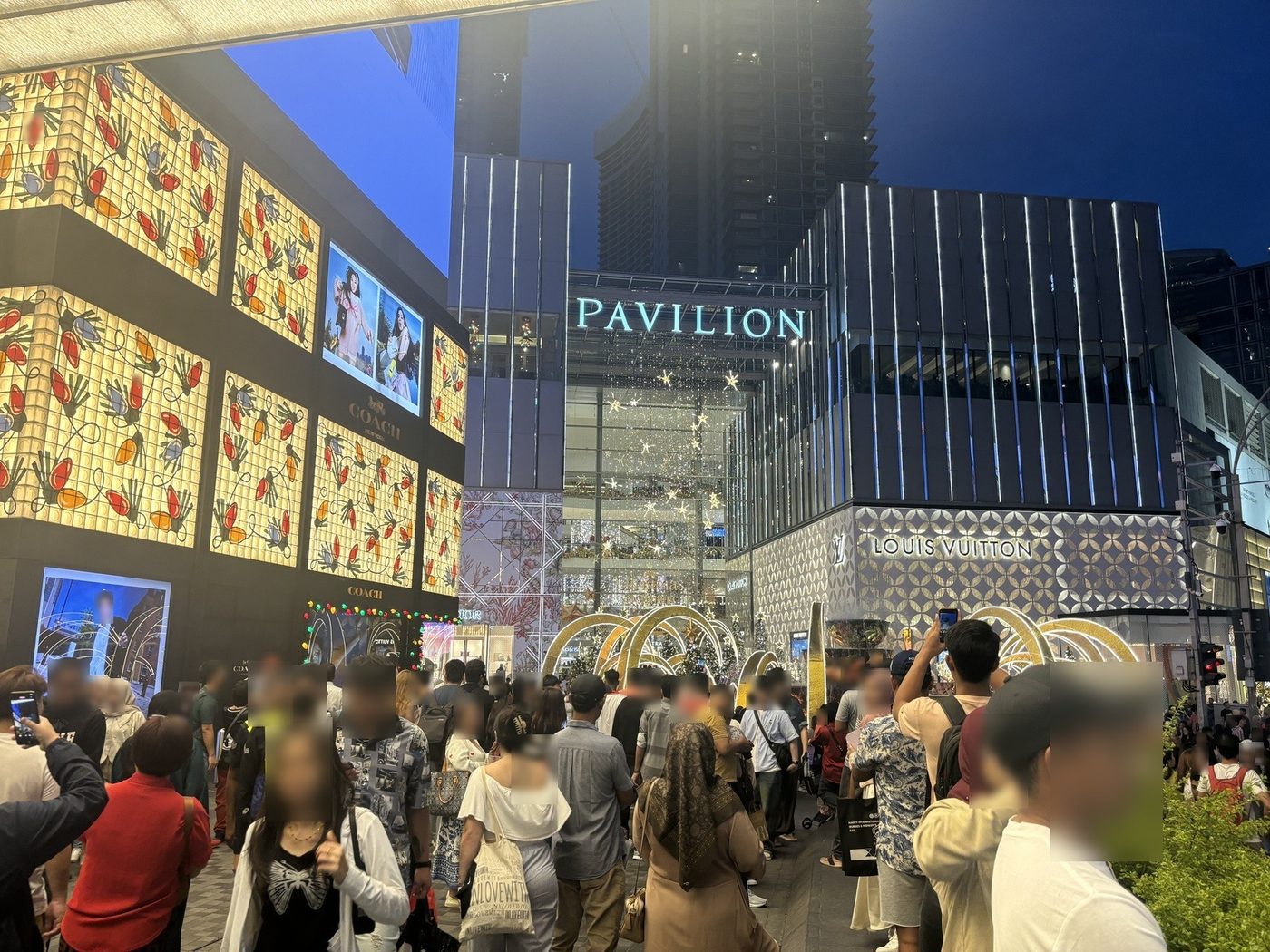大晦日の夜、PAVILIONの看板の前の人だかりと金色のアーチの飾り
