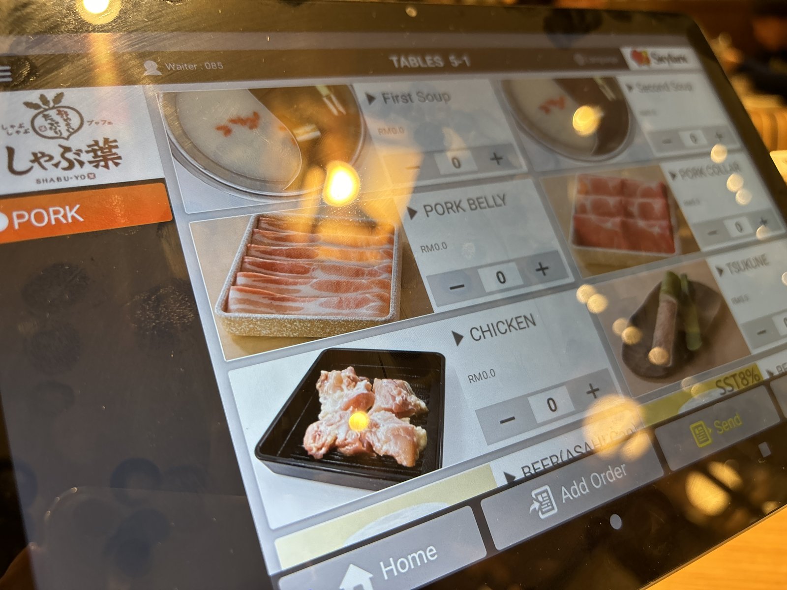 しゃぶ葉の注文タブレット。PORKのタブにPORK BELLY、PORK COLLAR、CHICKEN
