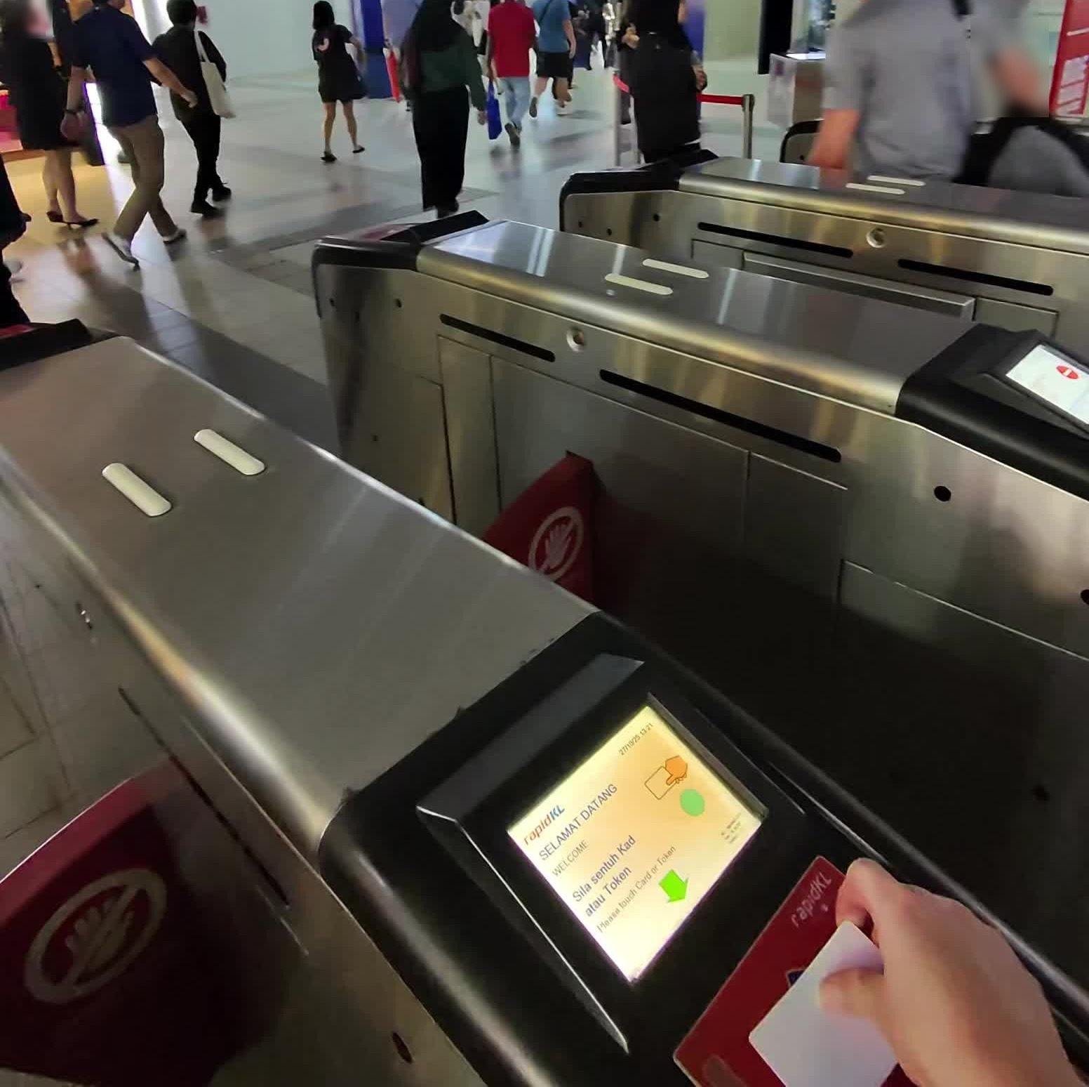 アブドゥラ・フクム駅の改札でカードを読み取り部にかざす手