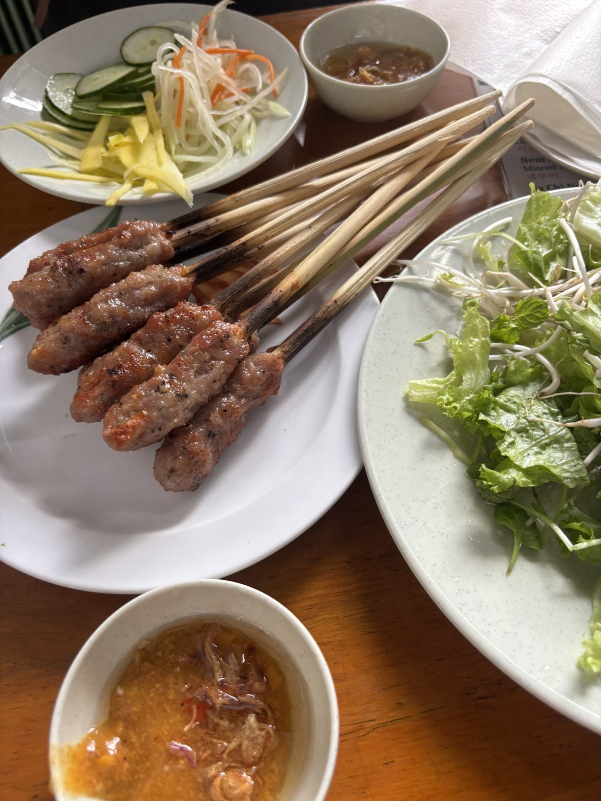 レモングラスの串に巻いた焼き肉と生野菜