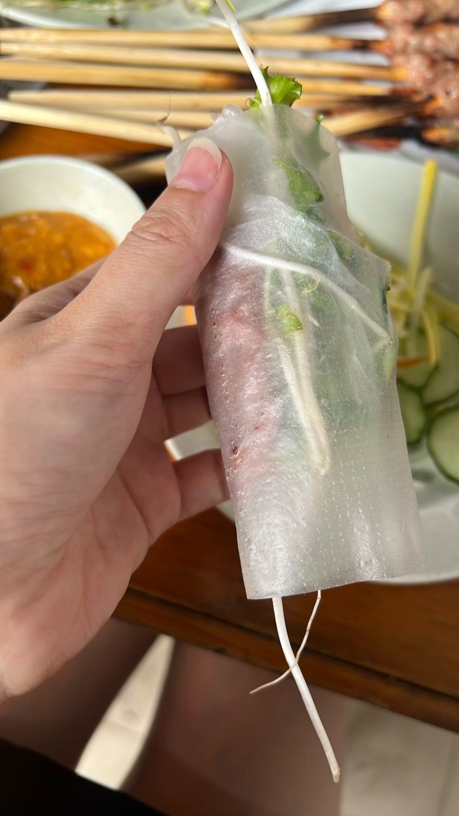 ライスペーパーで巻いたネムルイを手に持ったところ