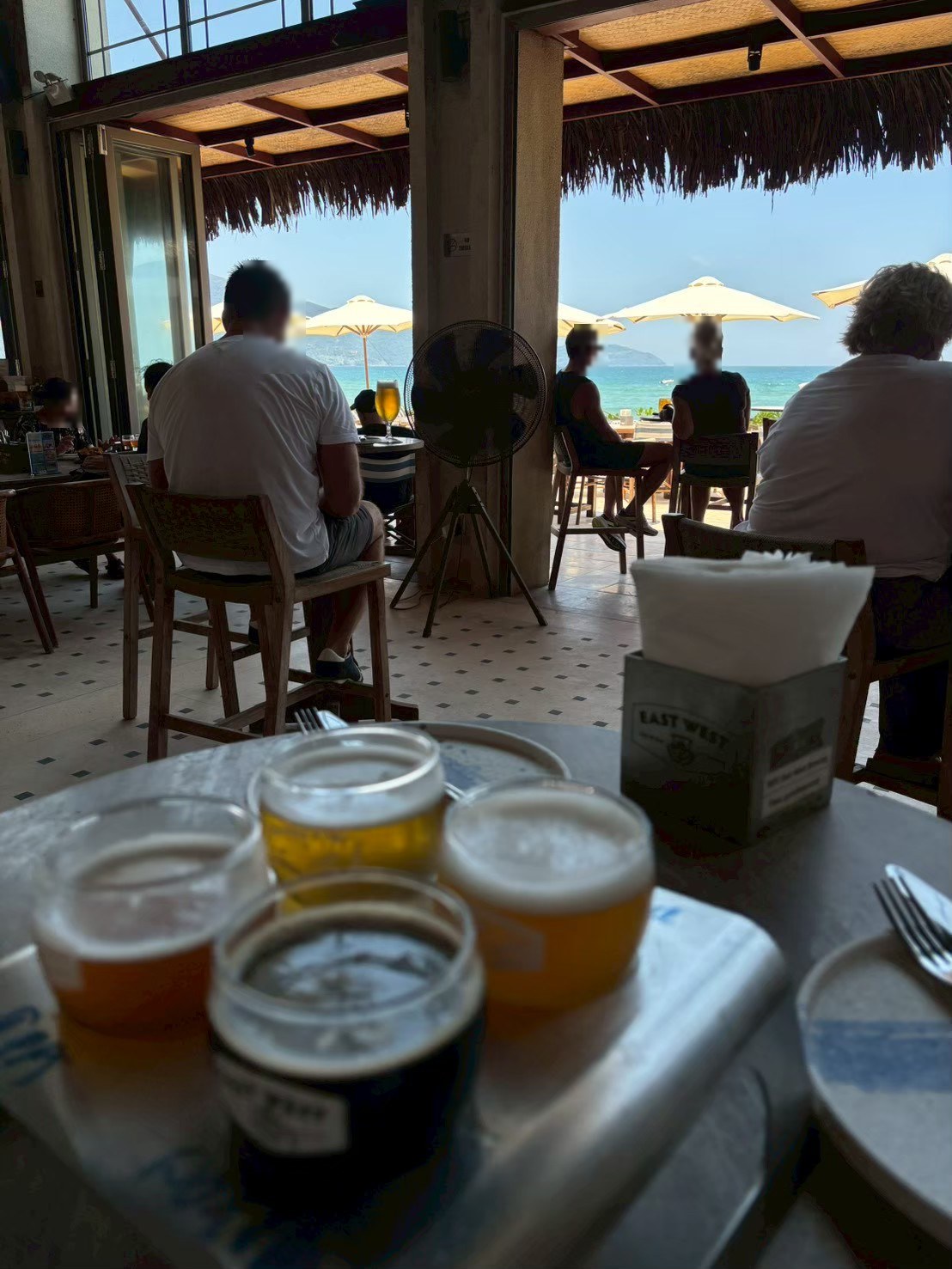 小さなグラスに入ったビール4杯の飲み比べ