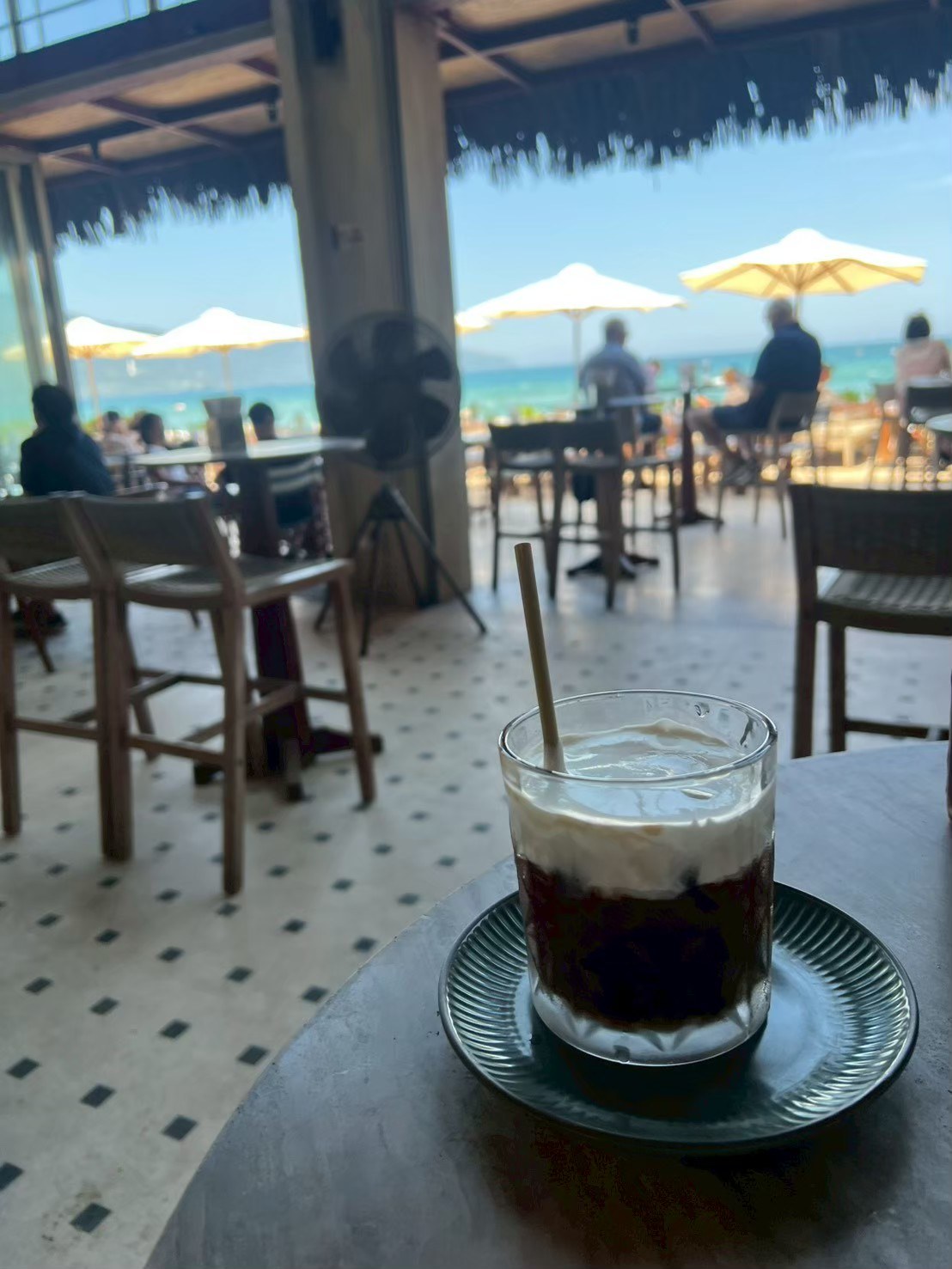 黒いコーヒーの上に白いクリームが層になったベトナムコーヒー