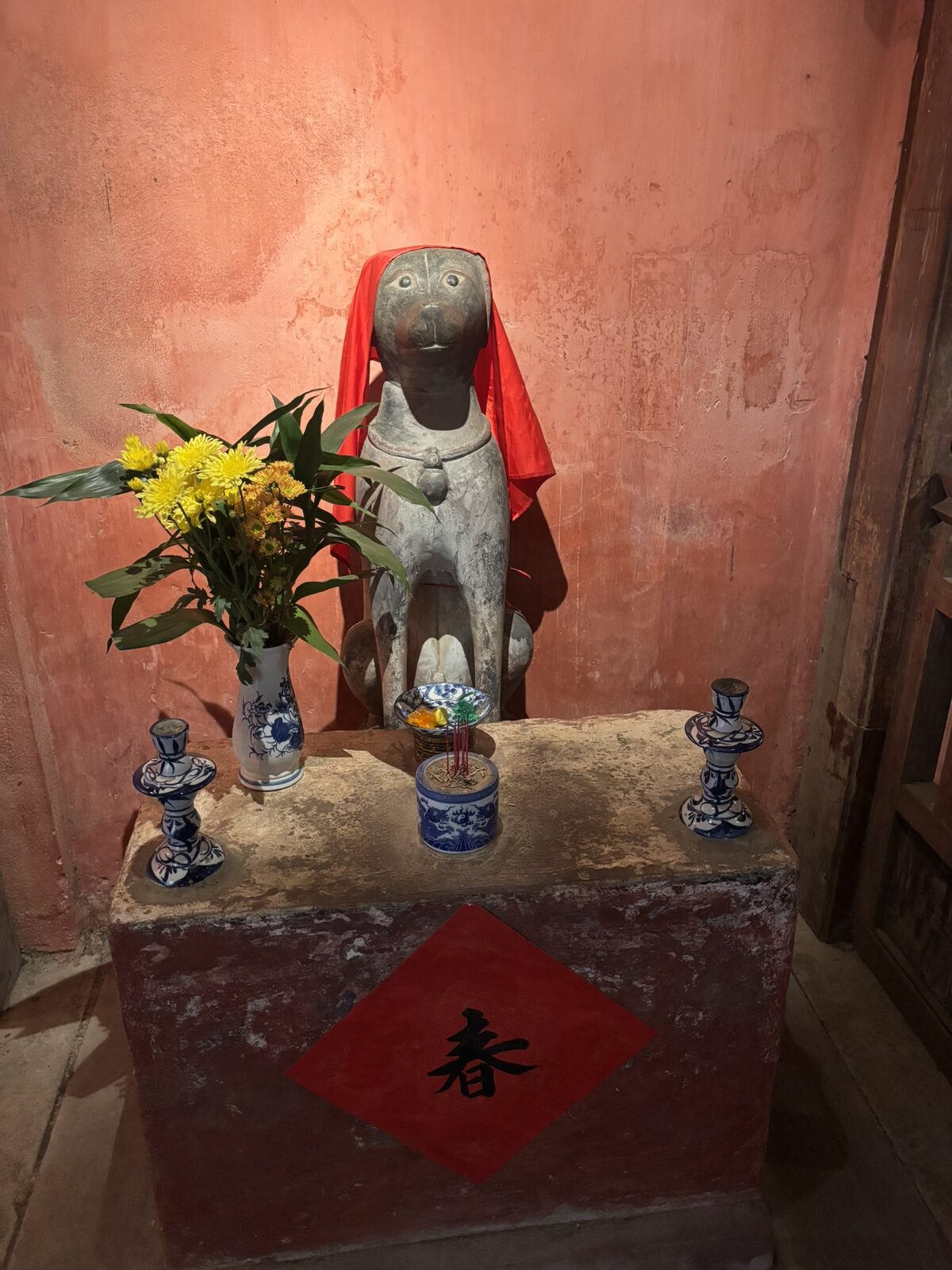 来遠橋の中の祠にある、赤い布をかけた石の犬の像