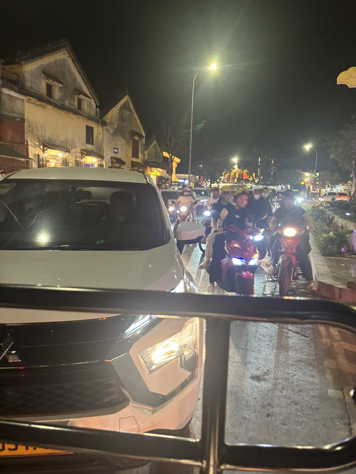 夜のホイアンで車に戻るところ。白い車と人の波