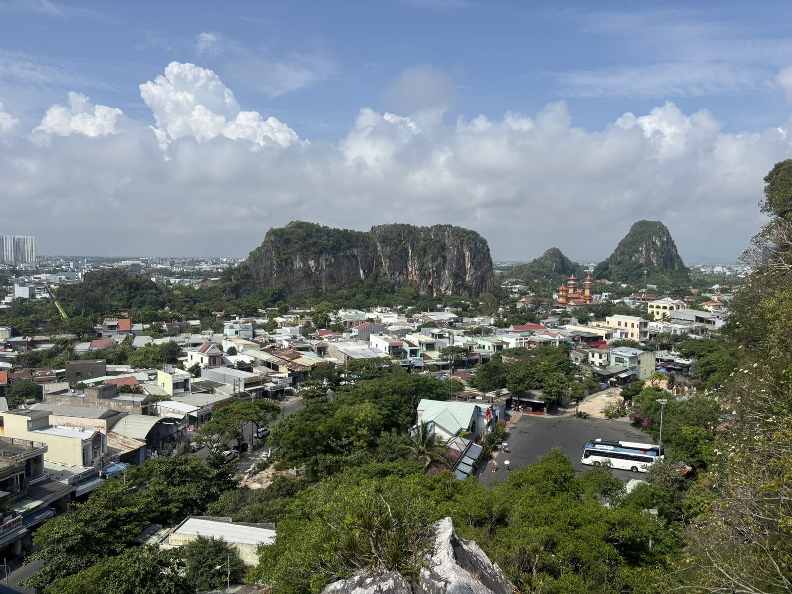 高台から見下ろしたダナンの街と五行山の岩山
