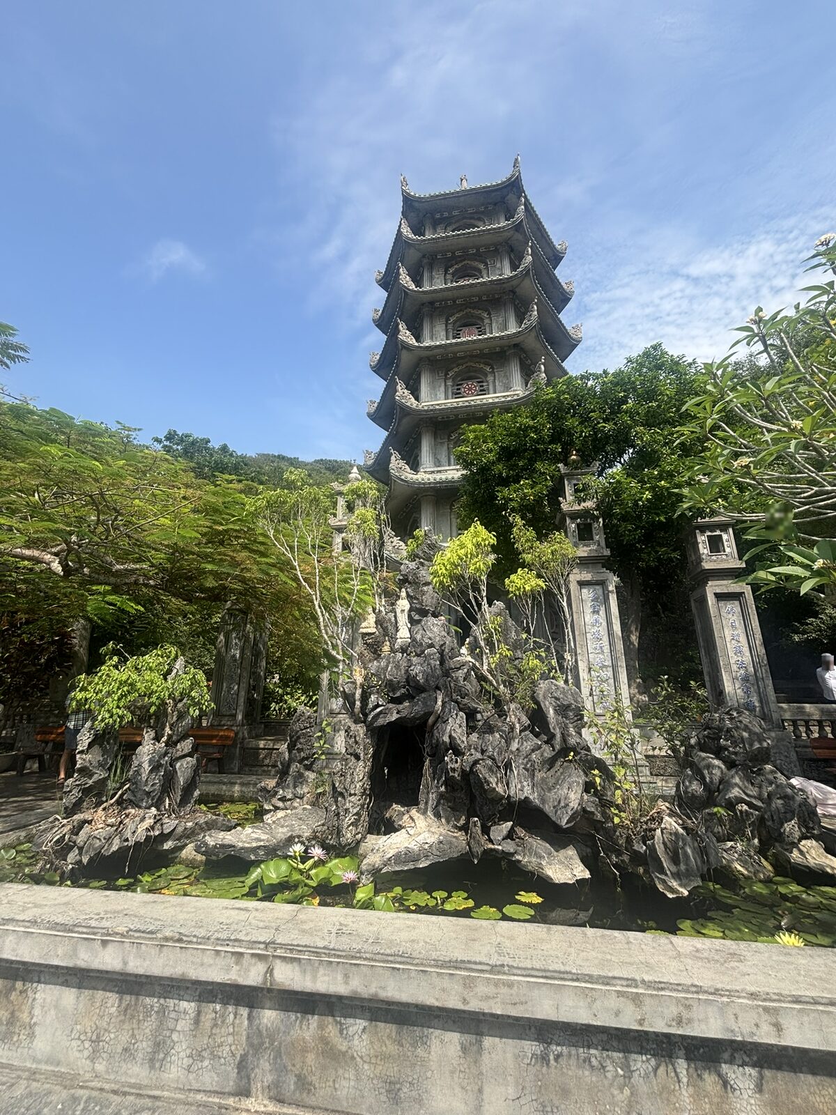 五行山の七層塔（Xa Loi塔）と岩山