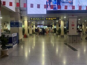 タンソンニャット国際空港の館内。ACVのロゴと案内板